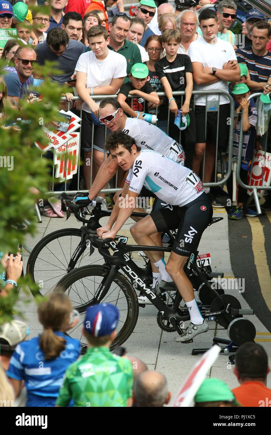 Geraint Thomas et Chris Froome avec les spectateurs à la fin de la 1re étape du Tour de Bretagne 2018 dans la ville de Newport South Wales GB UK 2018 Banque D'Images