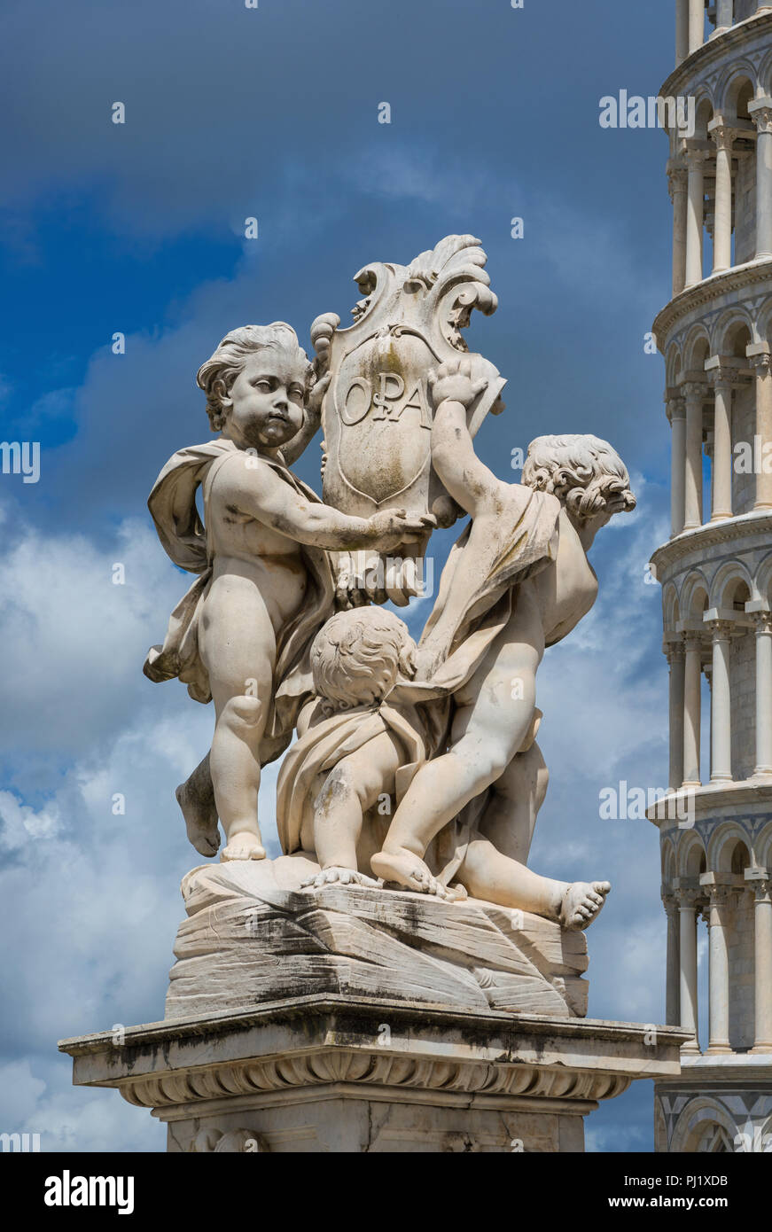 Fontana dei Putti (fontaine avec des anges) près de la Tour de Pise, achevé en 1765 par l'artiste italien Giovanni Antonio Cybei Banque D'Images