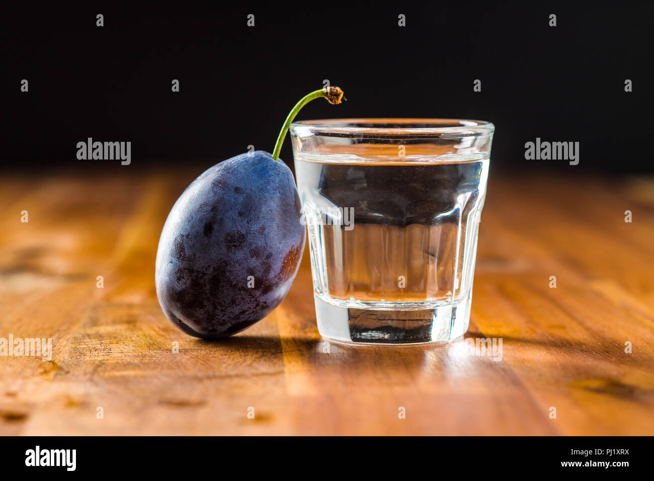 Eau-de-vie de prune et de pruneau. Délicieux slivovitz. Banque D'Images