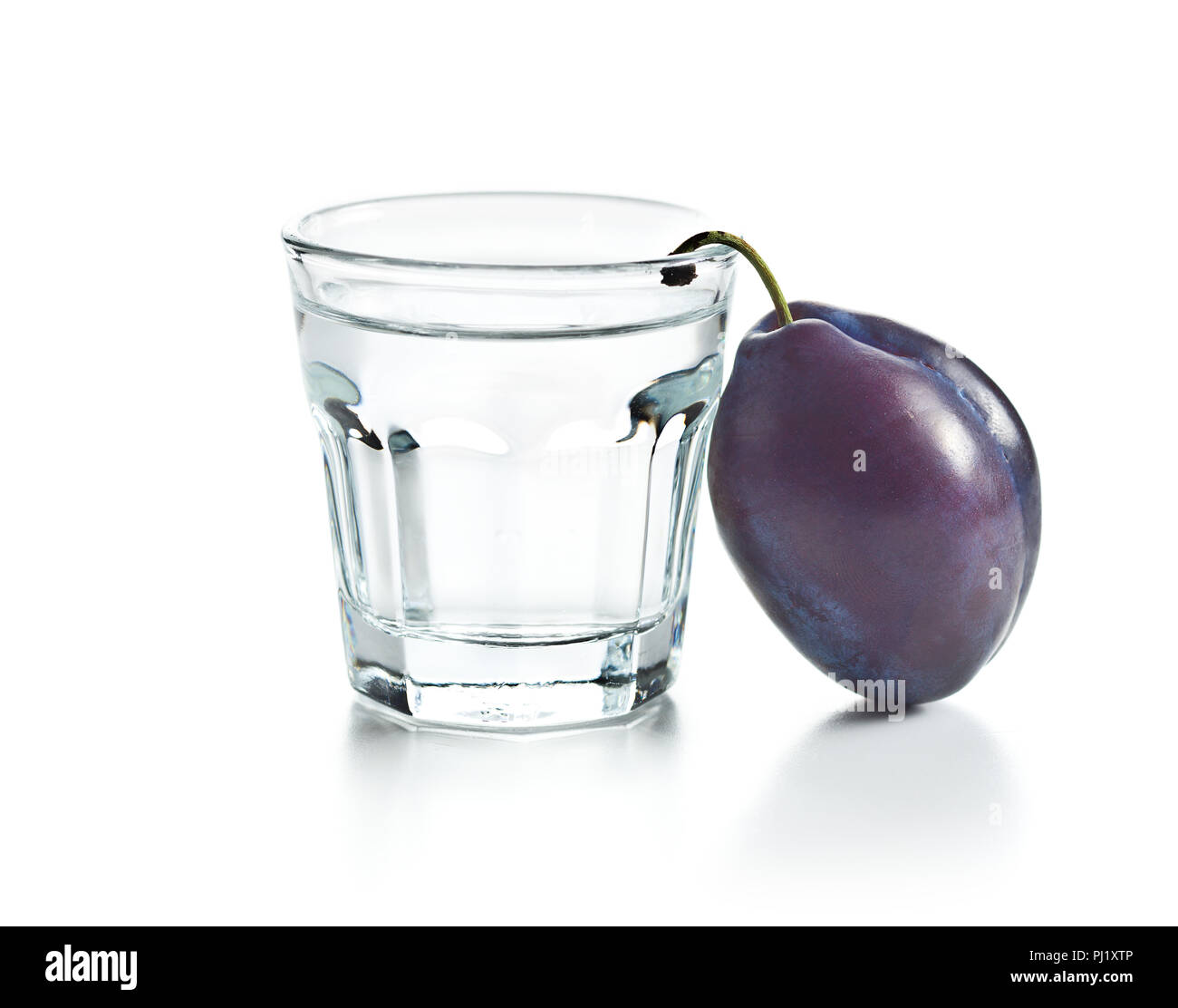 Eau-de-vie de prune et de pruneau. Délicieux slivovitz isolé sur fond blanc. Banque D'Images