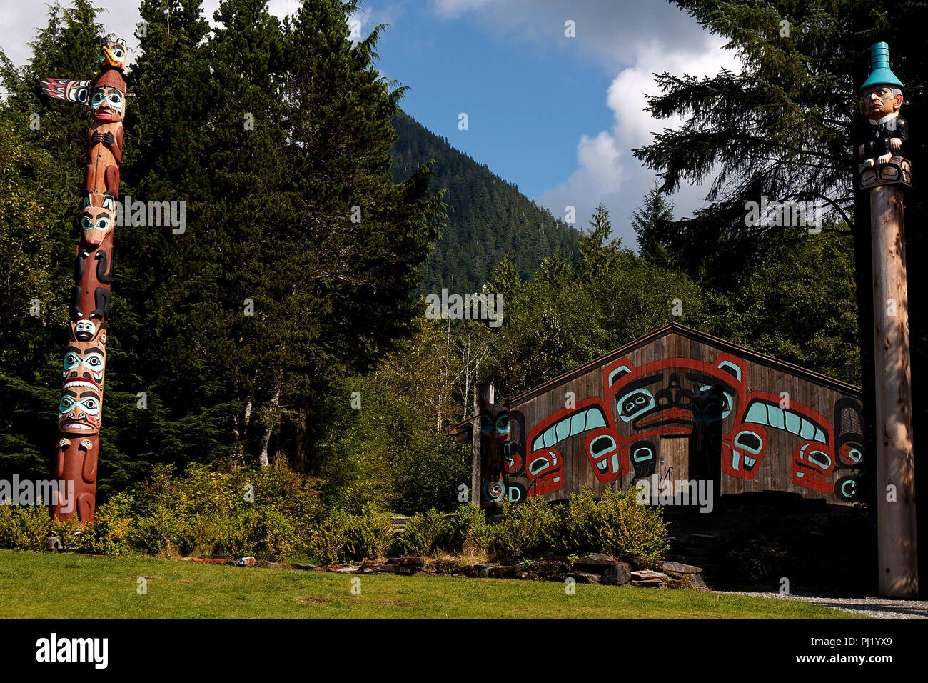 Pôle de l'aigle, le Clan House et Seward, Pôle Saxman Totem Park, Saxman, Alaska, United States of America Banque D'Images