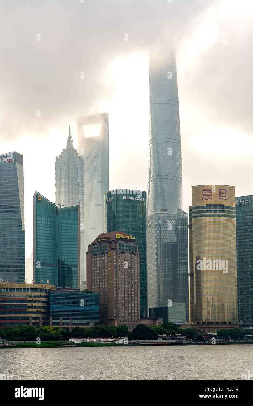 Matin les rayons de lumière sur le centre-ville de la skyline de Pudong Bund à Shanghai, Chine. Banque D'Images