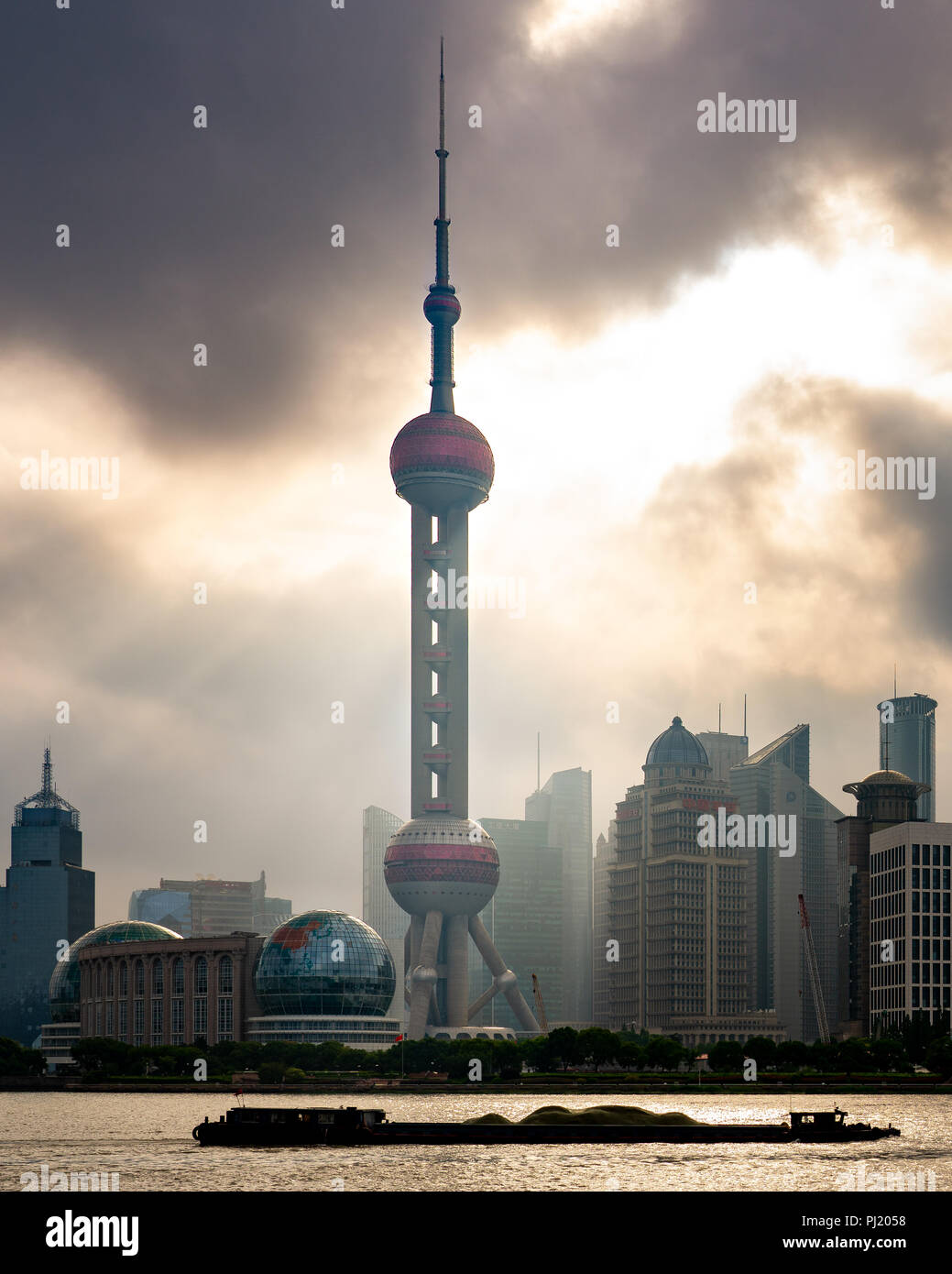 Rayons de lumière matin frapper la tour Oriental à Shanghai, Chine. Banque D'Images