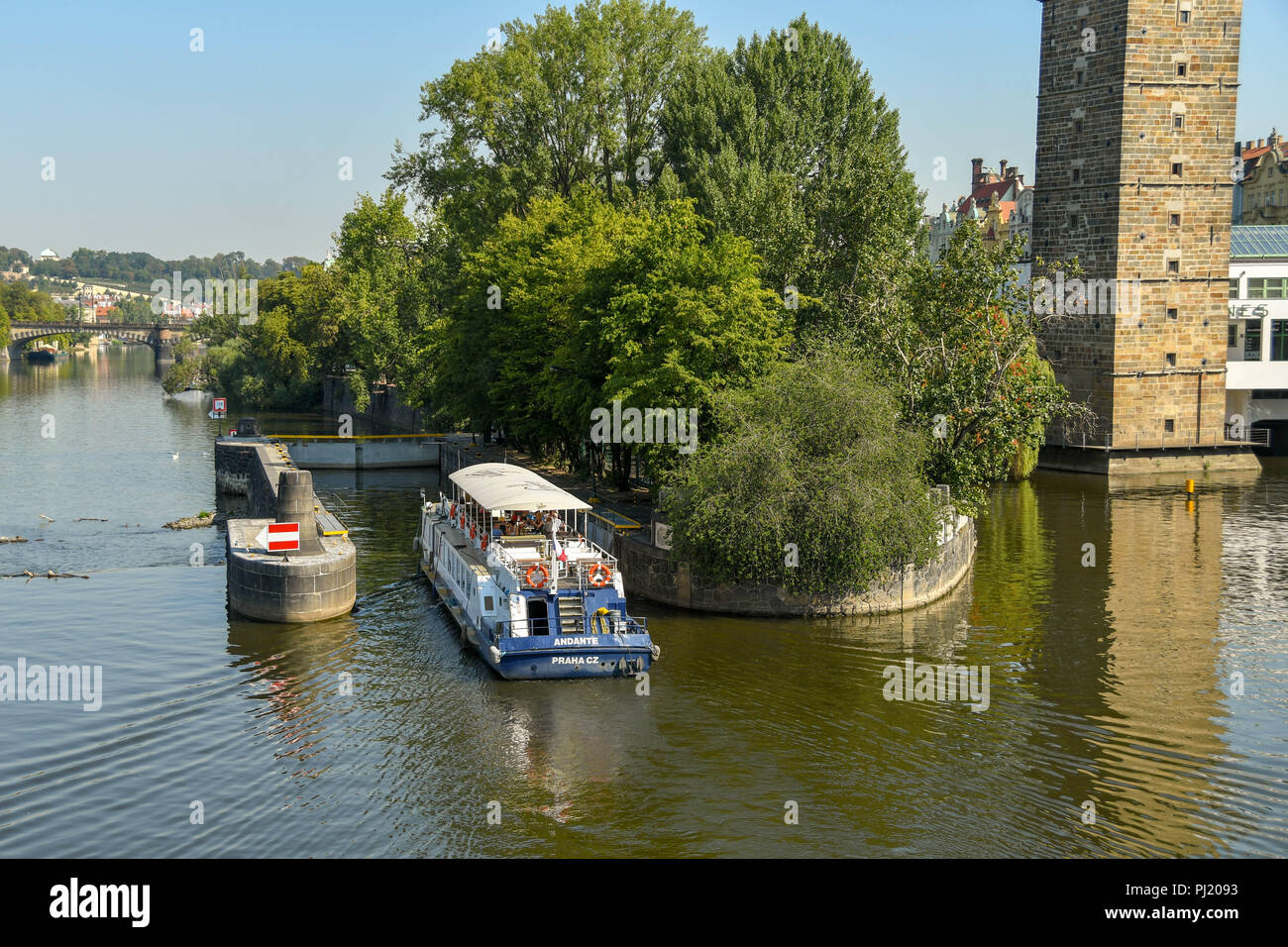 Les visites en bateau de la rivière "Andante" de la saisie d'un verrou sur la rivière Vltava, dans le centre de Prague. Dans l'arrière-plan est le Sitkov Château d'eau. Banque D'Images