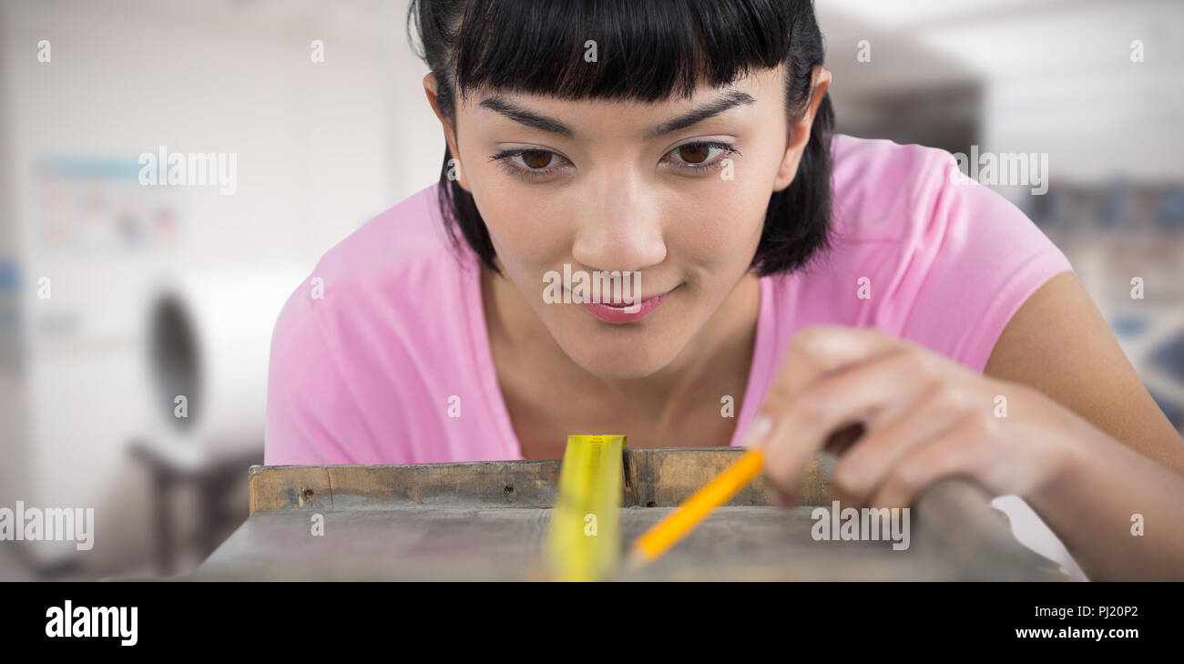 Image composite de la femme la mesure de planche en bois avec ruban de mesure Banque D'Images