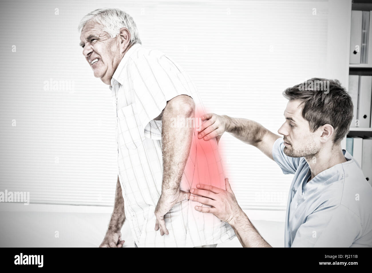Image composite d'hommes physiotherapist examining senior mans retour Banque D'Images