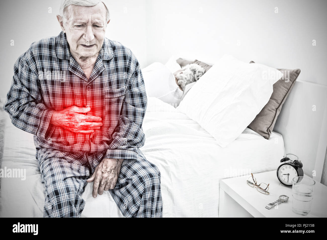 Image composite d'un homme âgé souffrant de douleurs du ventre Banque D'Images