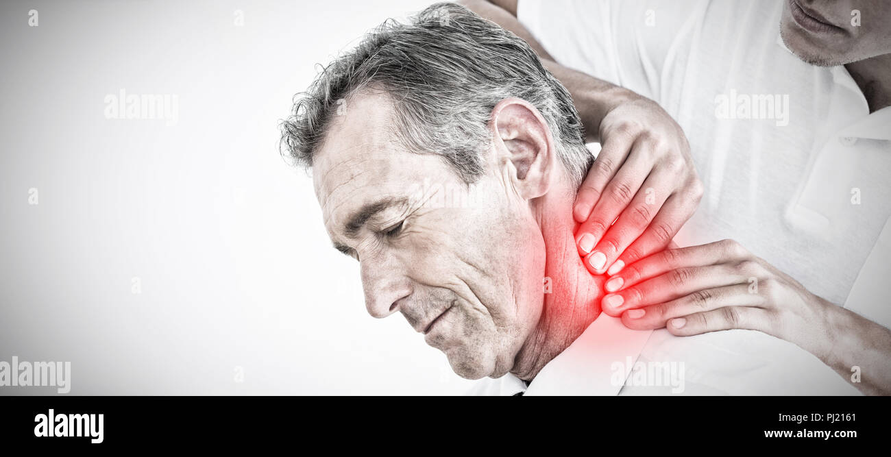 Image composite de massage du cou chez les patients masculins chiropraticien Banque D'Images