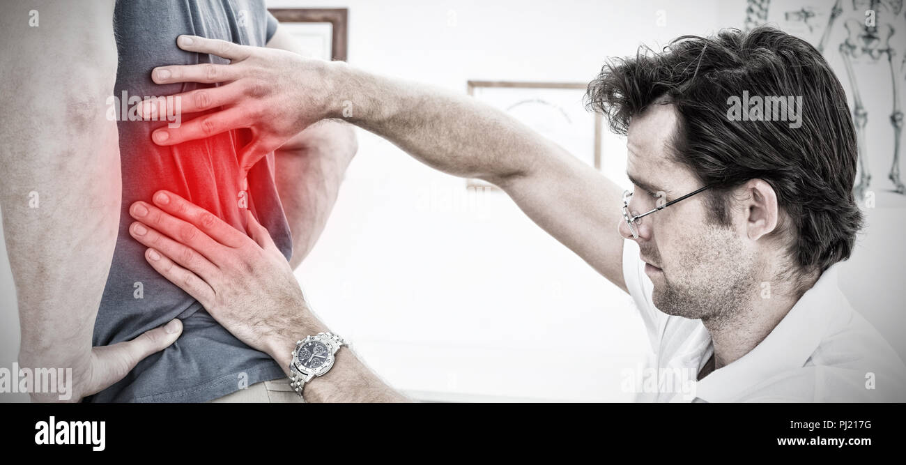 Composite image d'un mâle physiotherapist examining mans retour Banque D'Images
