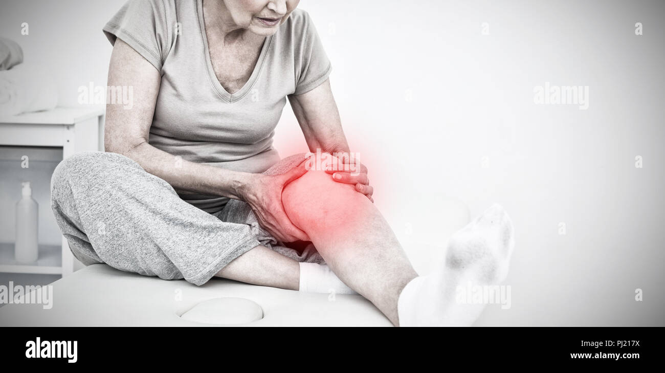Image composite de hauts femme avec ses mains sur un genou douloureux Banque D'Images