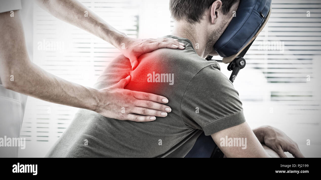Image composite de physiothérapeute massage donnant à l'homme Banque D'Images