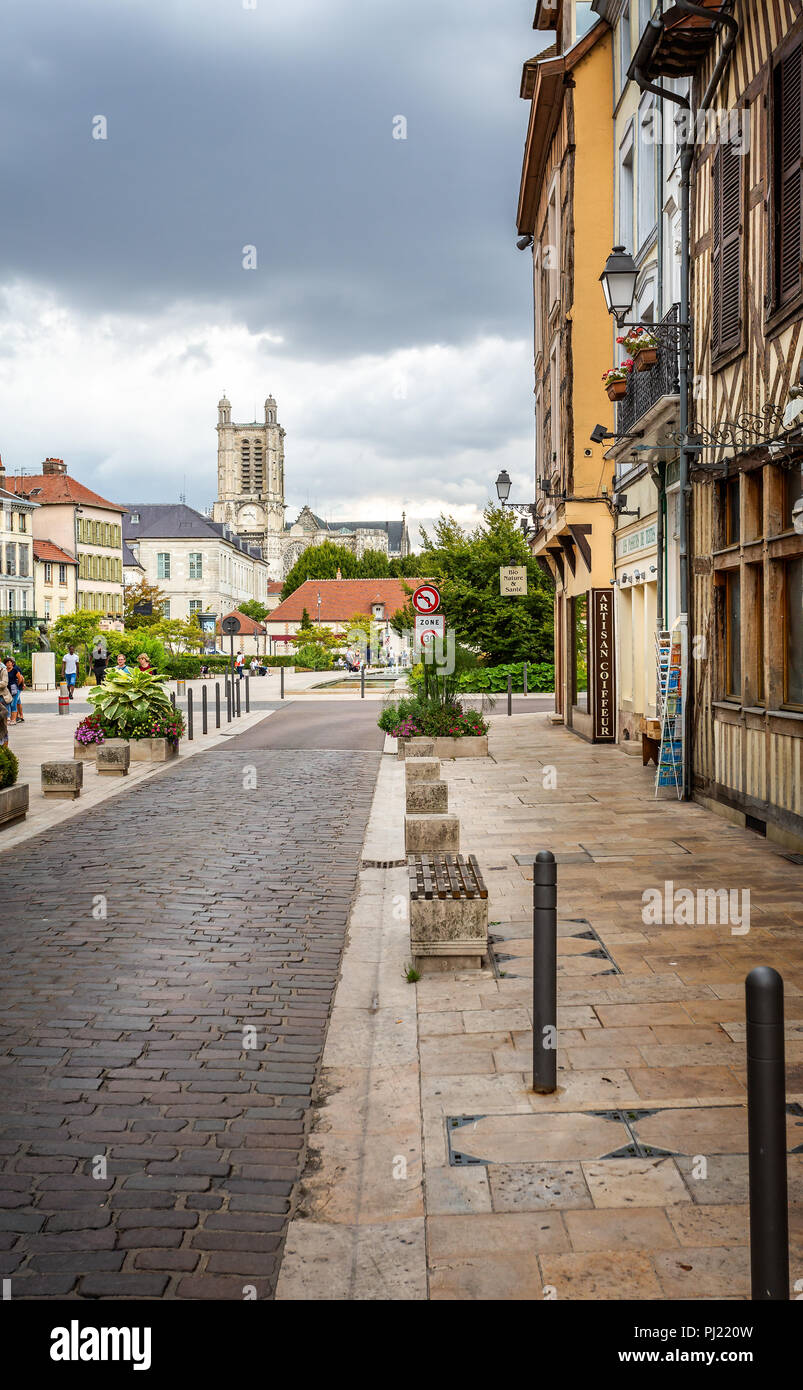 Vue de la cathédrale de Troyes centre historique médiéval de Troyes avec la moitié des bâtiments à colombages à Troyes, Aube, France le 31 août 2018 Banque D'Images