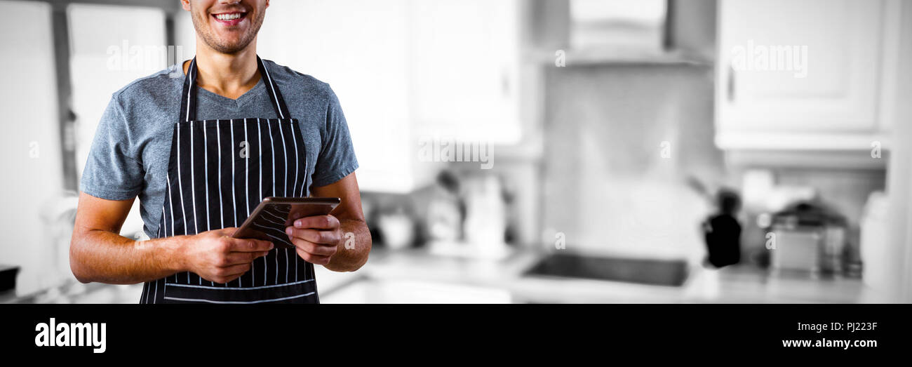 Image composite de waiter holding digital tablet Banque D'Images