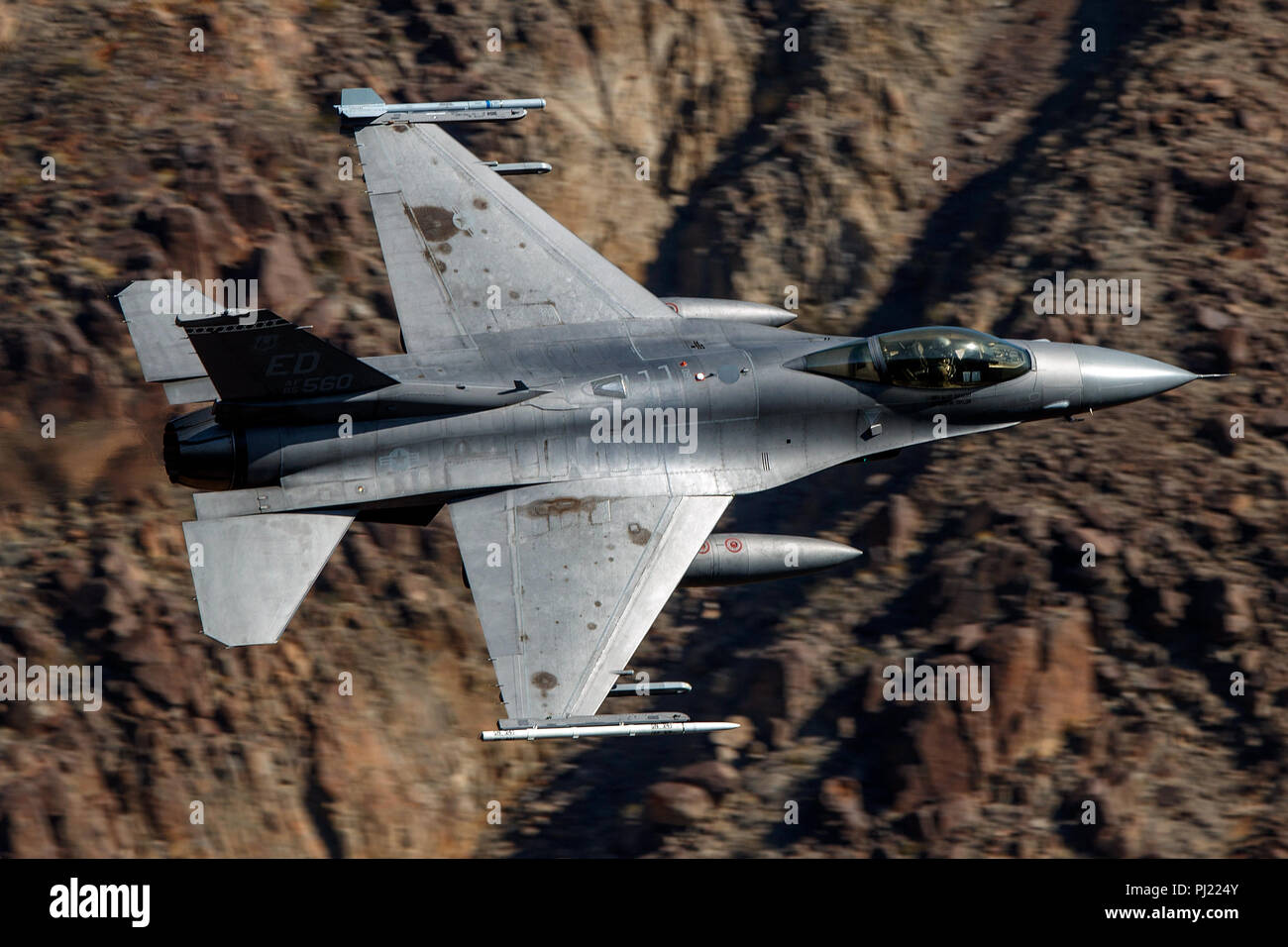 United States Air Force General Dynamics F-16C Fighting Falcon Block 30B (85-1560) vole bas niveau sur la transition par Star Wars Jedi Canyon / Rainbow Canyon, Death Valley National Park, Panamint Springs, California, United States of America Banque D'Images