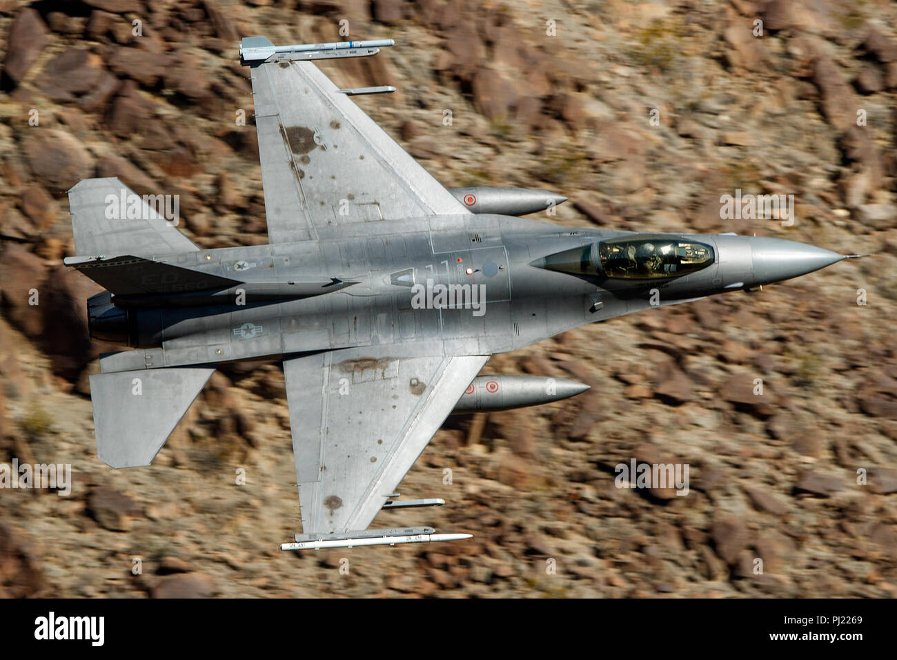 United States Air Force General Dynamics F-16C Fighting Falcon Block 30B (85-1560) vole bas niveau sur la transition par Star Wars Jedi Canyon / Rainbow Canyon, Death Valley National Park, Panamint Springs, California, United States of America Banque D'Images