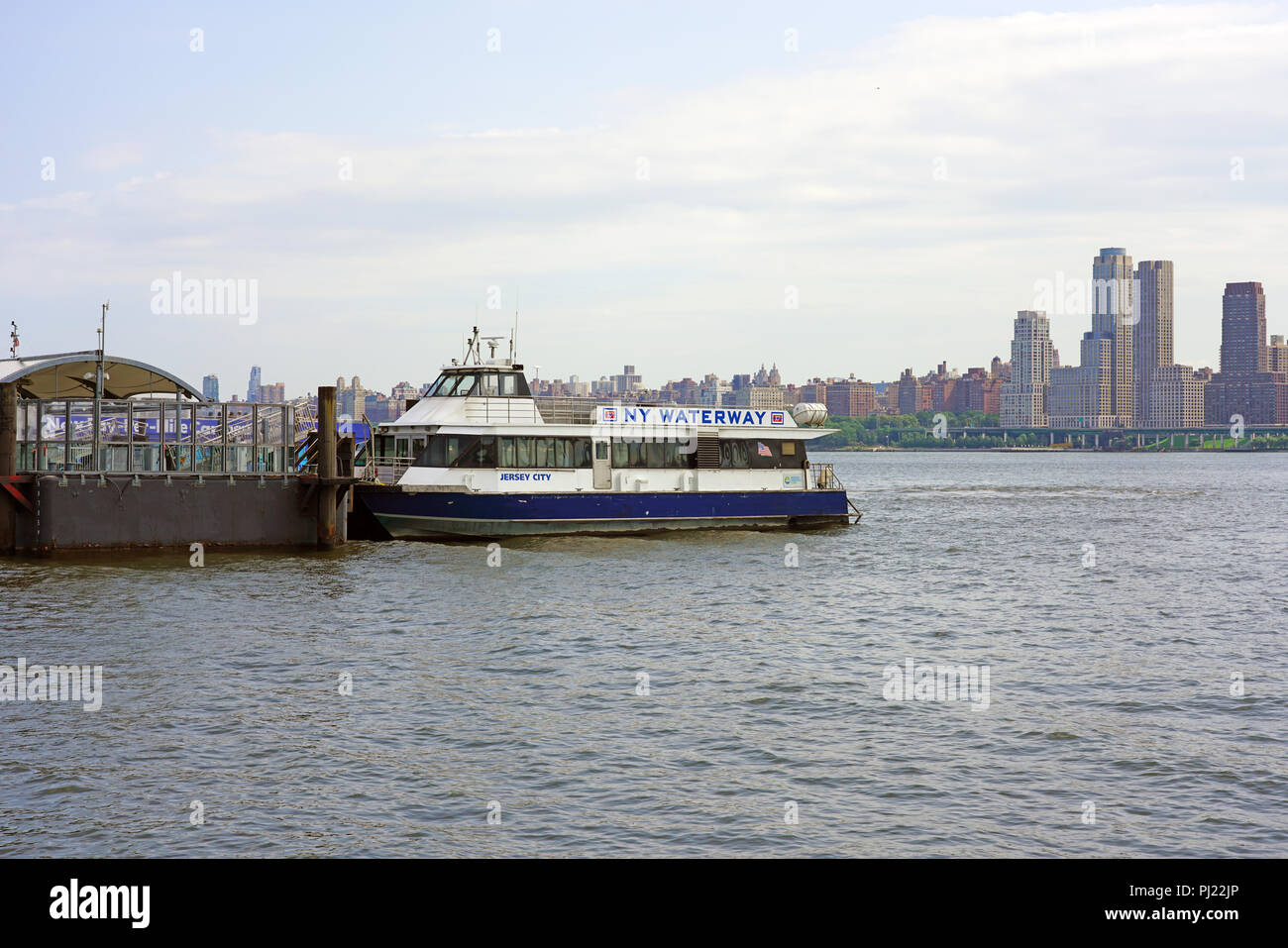 Vue sur le NY Waterway Ferry terminal à Port Imperial à Weehawken, un hub de transit sur le front de l'Hudson River dans le New Jersey Banque D'Images