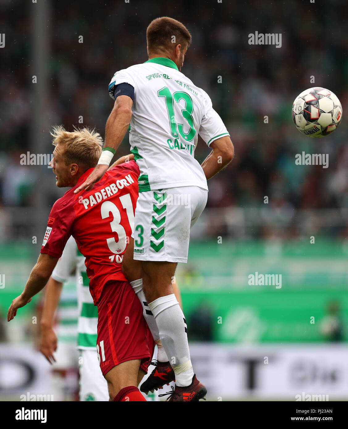 25.08.2018, Bayern, Furth : Football, 2. Bundesliga, 3. Journée, Greuther Furth - SC Paderborn 07, dans le parc des sports Ronhof Thomas Sommer. La poursuite de Marco Caligiuri (r) se bat avec le Paderborn Ben Zolinski de la balle. Photo : Daniel Karmann/DPA - NOTE IMPORTANTE : en conformité avec les exigences de la DFL Ligue allemande de football est interdit dans le stade et/ou par le jeu des photographies dans d'utiliser ou d'exploiter la séquence sous forme d'images et/ou vidéo-comme série de photos. Dans le monde d'utilisation | Banque D'Images