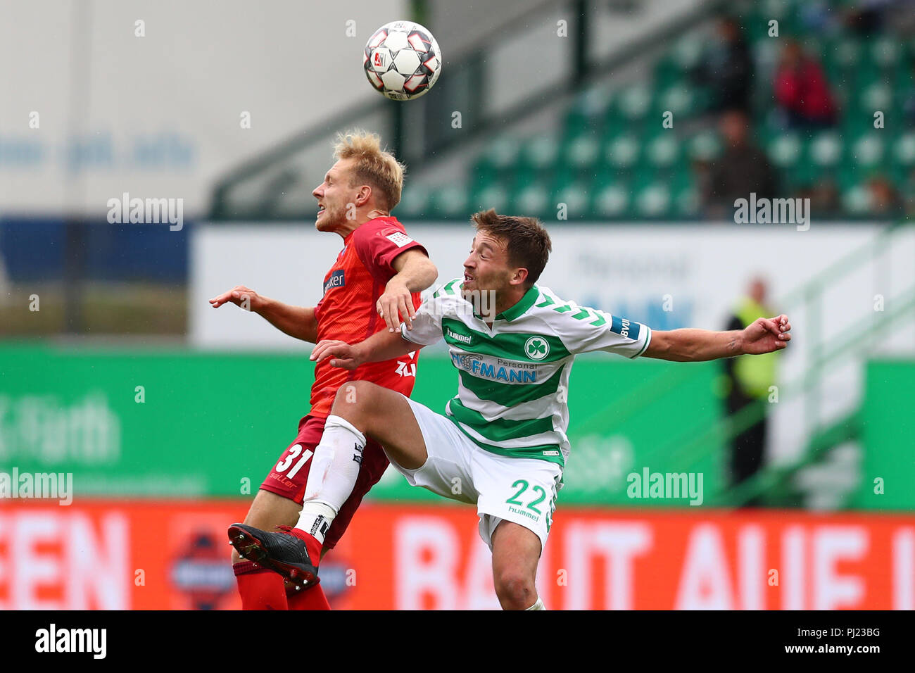 25.08.2018, Bayern, Furth : Football, 2. Bundesliga, 3. Journée, Greuther Furth - SC Paderborn 07, dans le parc des sports Ronhof Thomas Sommer. De plus Mario maloca (r) se bat avec le Paderborn Ben Zolinski de la balle. Photo : Daniel Karmann/DPA - NOTE IMPORTANTE : en conformité avec les exigences de la DFL Ligue allemande de football est interdit dans le stade et/ou de la partie à la prise de photographies en d'utiliser ou d'exploiter la séquence sous forme d'images et/ou vidéo-comme série de photos. Dans le monde d'utilisation | Banque D'Images