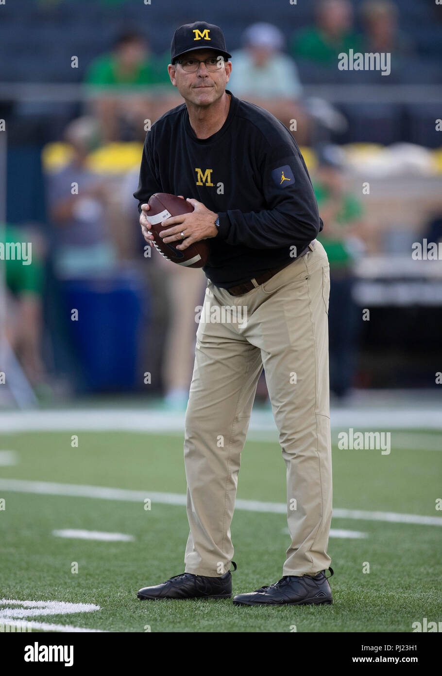 01 septembre 2018 : l'entraîneur-chef Jim Harbaugh Michigan au cours de arborant NCAA football action de jeu entre le Michigan et le carcajou le Notre Dame Fighting Irish de Notre Dame Stadium à South Bend, Indiana. Notre Dame du Michigan défait 24-17. John Mersits/CSM. Banque D'Images