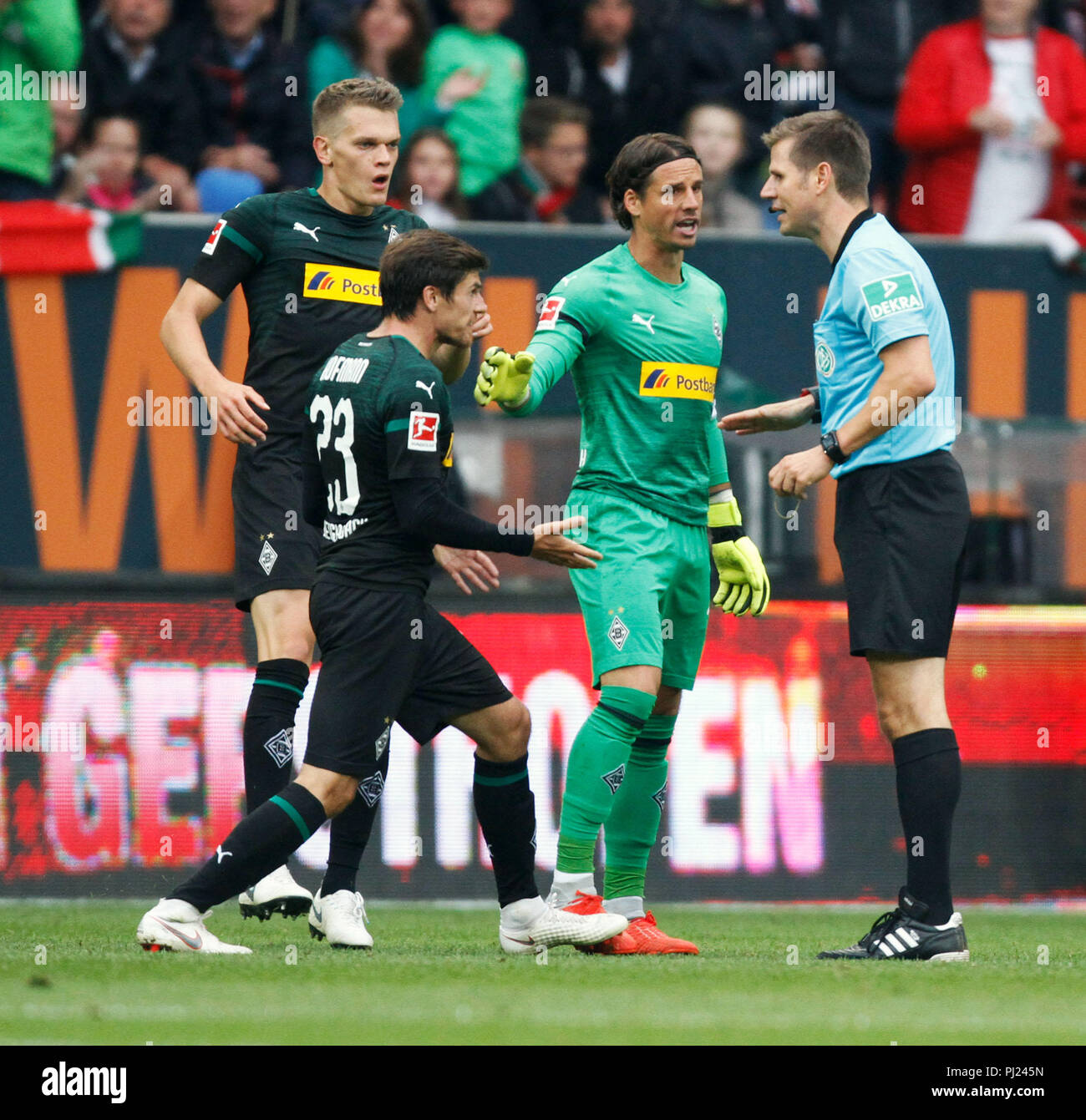 01.09.2018, football 1. Bundesliga 2018/2019, 2. Journée, FC Augsburg - Borussia Mönchengladbach, dans l'arène-WWK Augsbourg. v.li.n.re . : Matthias Ginter (Borussia Mönchengladbach), Jonas Hofmann (Borussia Mönchengladbach) et le gardien Yann Sommer (Borussia Mönchengladbach) se plaindre à l'arbitre Frank Willenborg. *** DFL règlement interdit toute utilisation des photographies comme des séquences d'images et / ou quasi-vidéo. *** Dans le monde d'utilisation | Banque D'Images