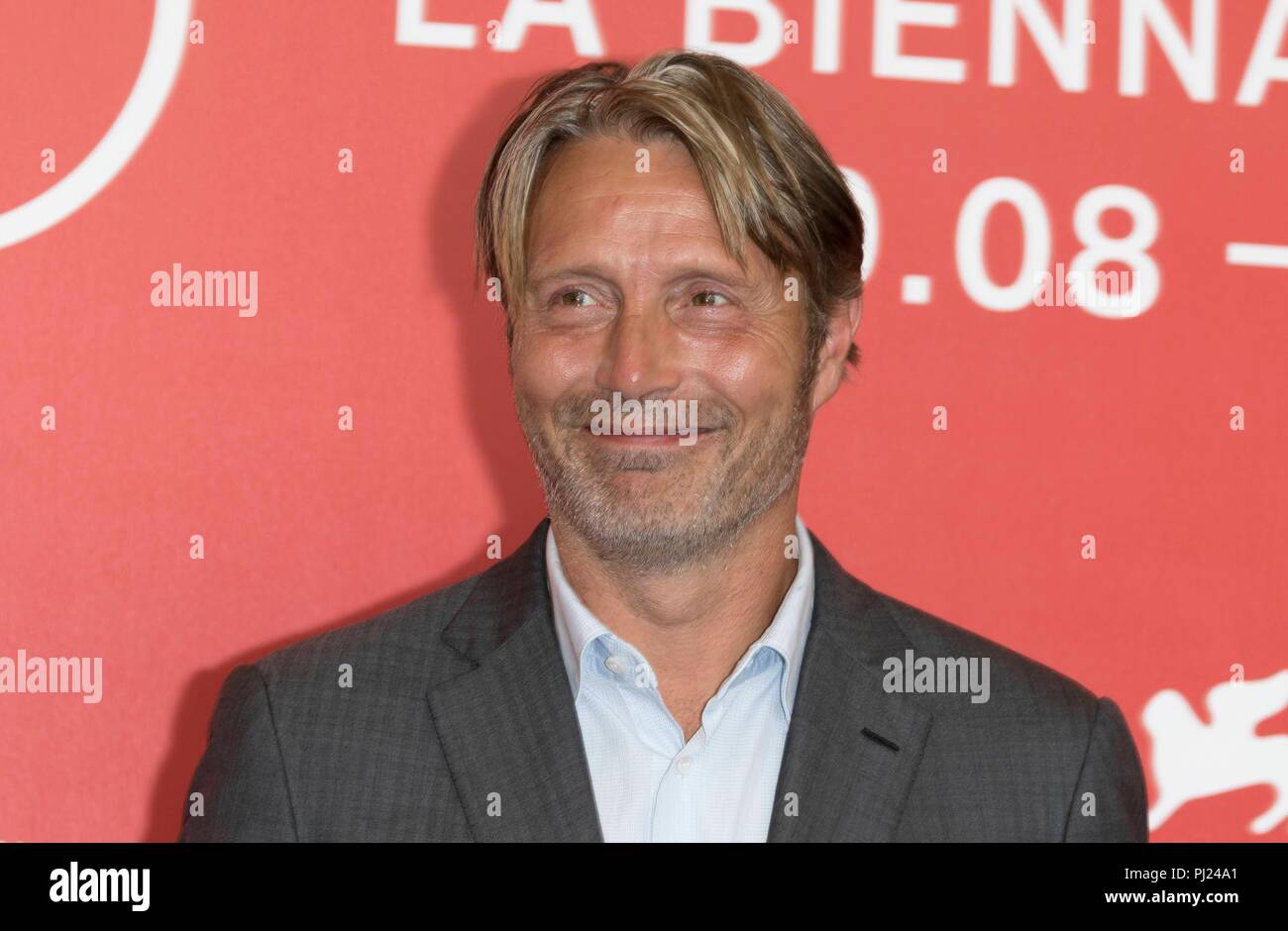 Venise, Italie. 06Th Nov, 2018. Mads Mikkelsen pose à la photo de l'appel à 'l'Éternité's Gate' au cours de la 75ème Festival du Film de Venise au Palazzo del Casino de Venise, Italie, le 03 septembre 2018. Utilisation dans le monde entier | Credit : dpa/Alamy Live News Banque D'Images