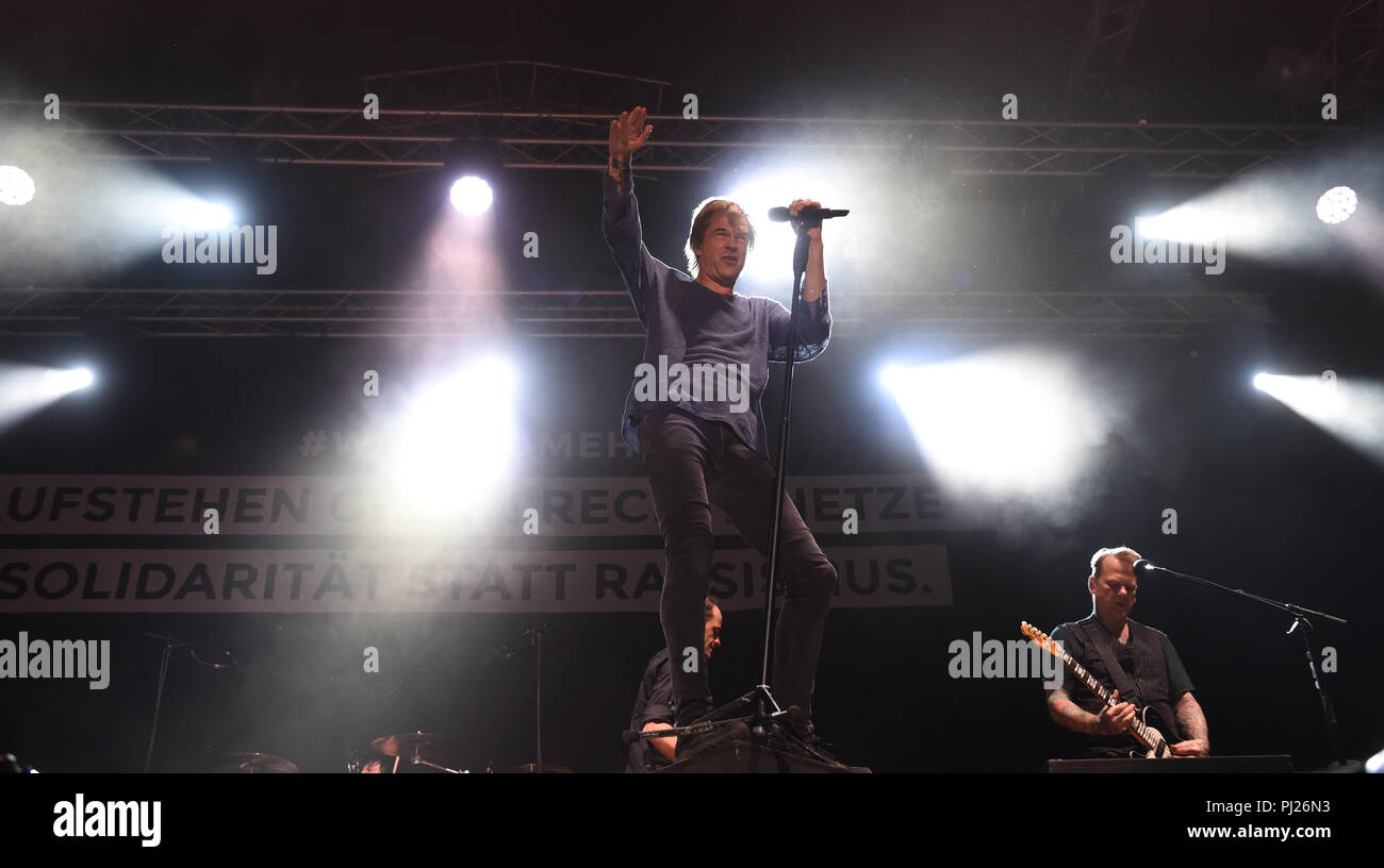 03.09.2018, Saxe, Chemnitz : Singer Campino à partir de la bande de roche die Toten Hosen" est sur scène à un concert sous la devise '# nous sommes plus' dans le parking en face de l'église Johannis. Entre autres Marteria et Casper, Kraftclub et Die Toten Hosen se produira lors du concert. Les bandes veulent montrer l'exemple contre le racisme, la xénophobie et la violence. Photo : Sebastian Kahnert/dpa Banque D'Images