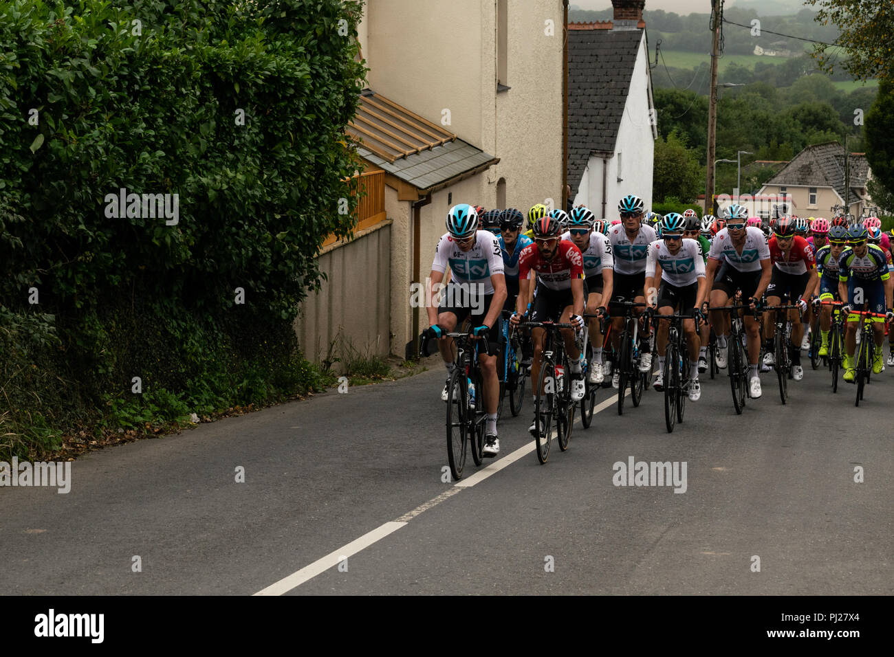 Chris Froome (Team Sky) mène le peloton du Tour 2018 de la Grande-Bretagne sur l'étape 2 de Cranbrook à Barnstaple Devon. La scène, a été remporté par l'Mitchelton-Scott Cameron Meyer, de l'Australie. Banque D'Images