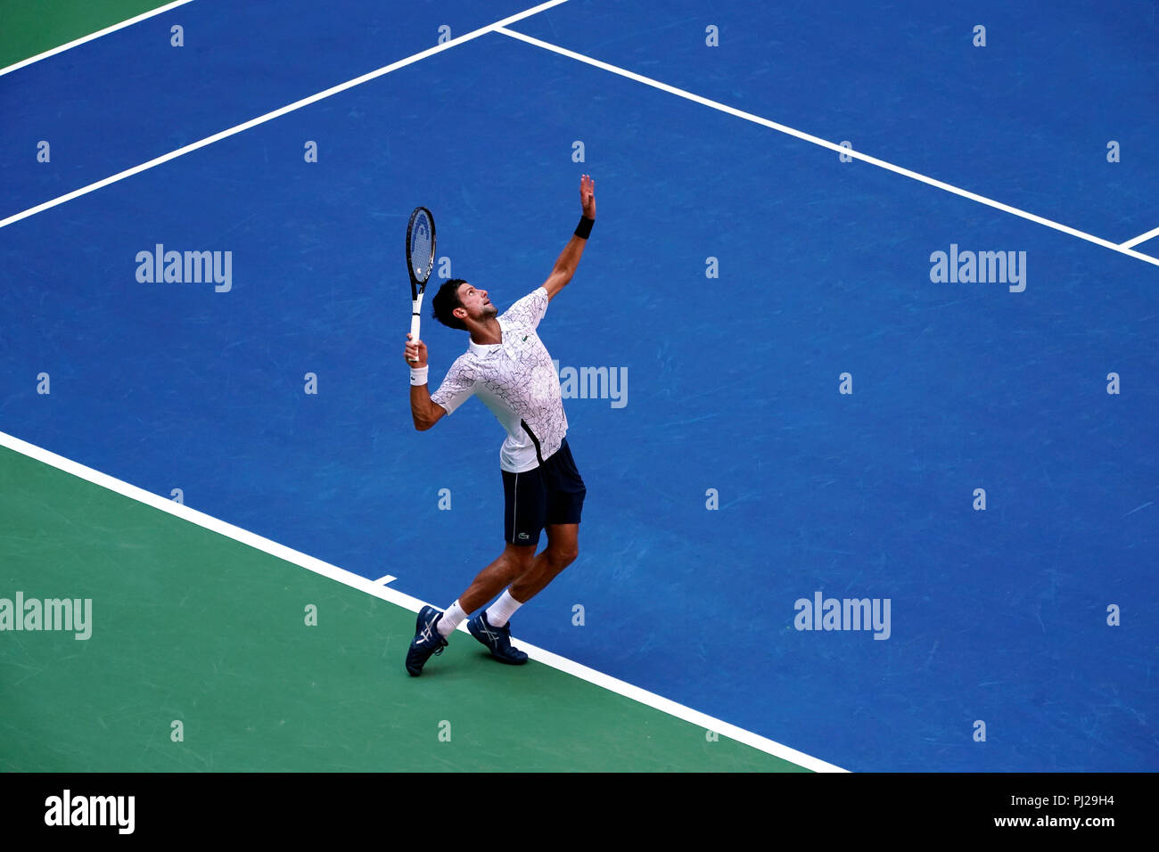 Flushing Meadows, New York - 3 septembre 2018 : US Open de Tennis : numéro 6 Novak Djokovic semences servant à répondre à Joao Sousa du Portugal au cours de leur quatrième match à l'US Open à Flushing Meadows, New York. Djokovic a gagné en 5 sets. Crédit : Adam Stoltman/Alamy Live News Banque D'Images