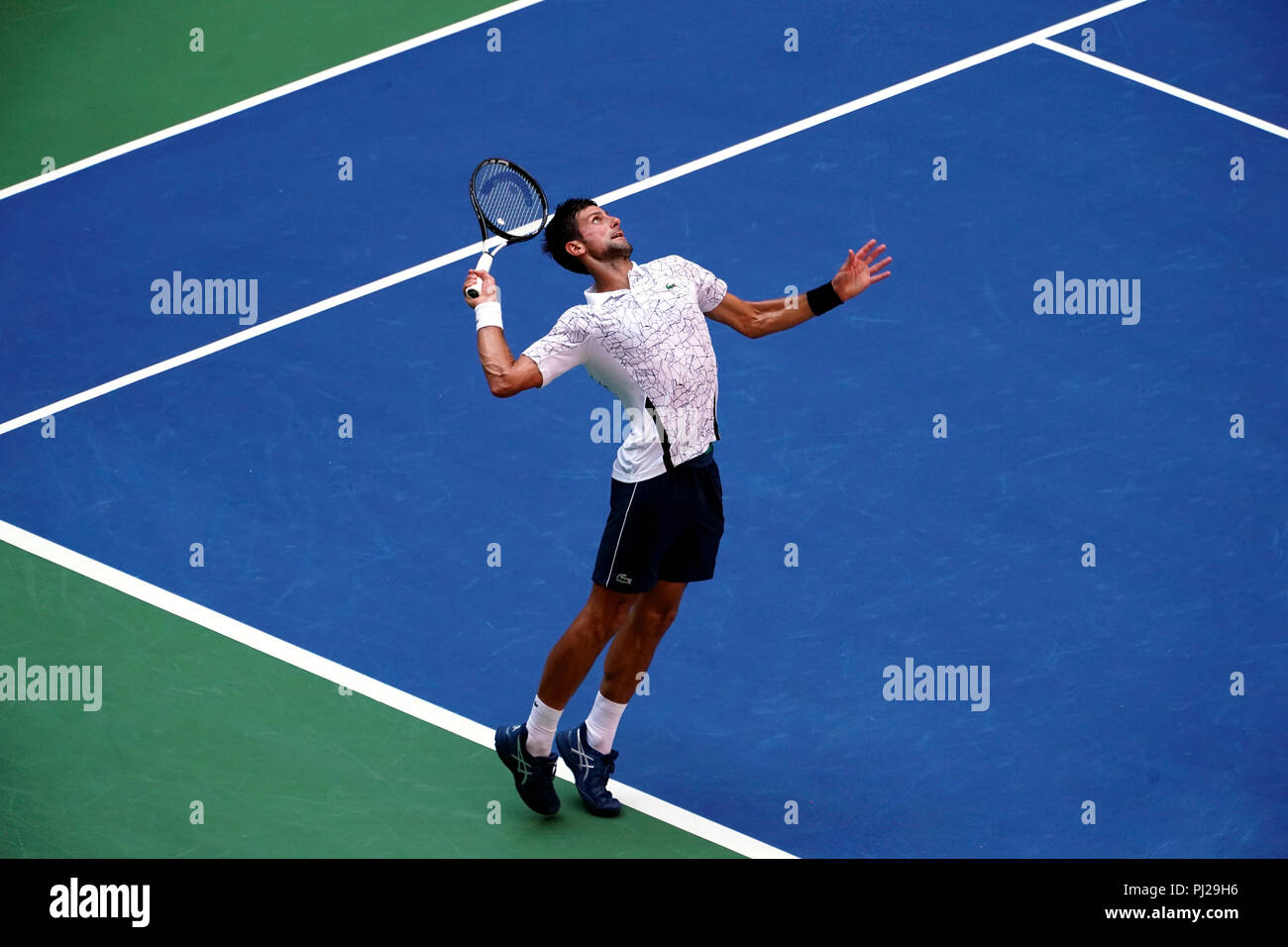 Flushing Meadows, New York - 3 septembre 2018 : US Open de Tennis : numéro 6 Novak Djokovic semences servant à répondre à Joao Sousa du Portugal au cours de leur quatrième match à l'US Open à Flushing Meadows, New York. Djokovic a gagné en 5 sets. Crédit : Adam Stoltman/Alamy Live News Banque D'Images