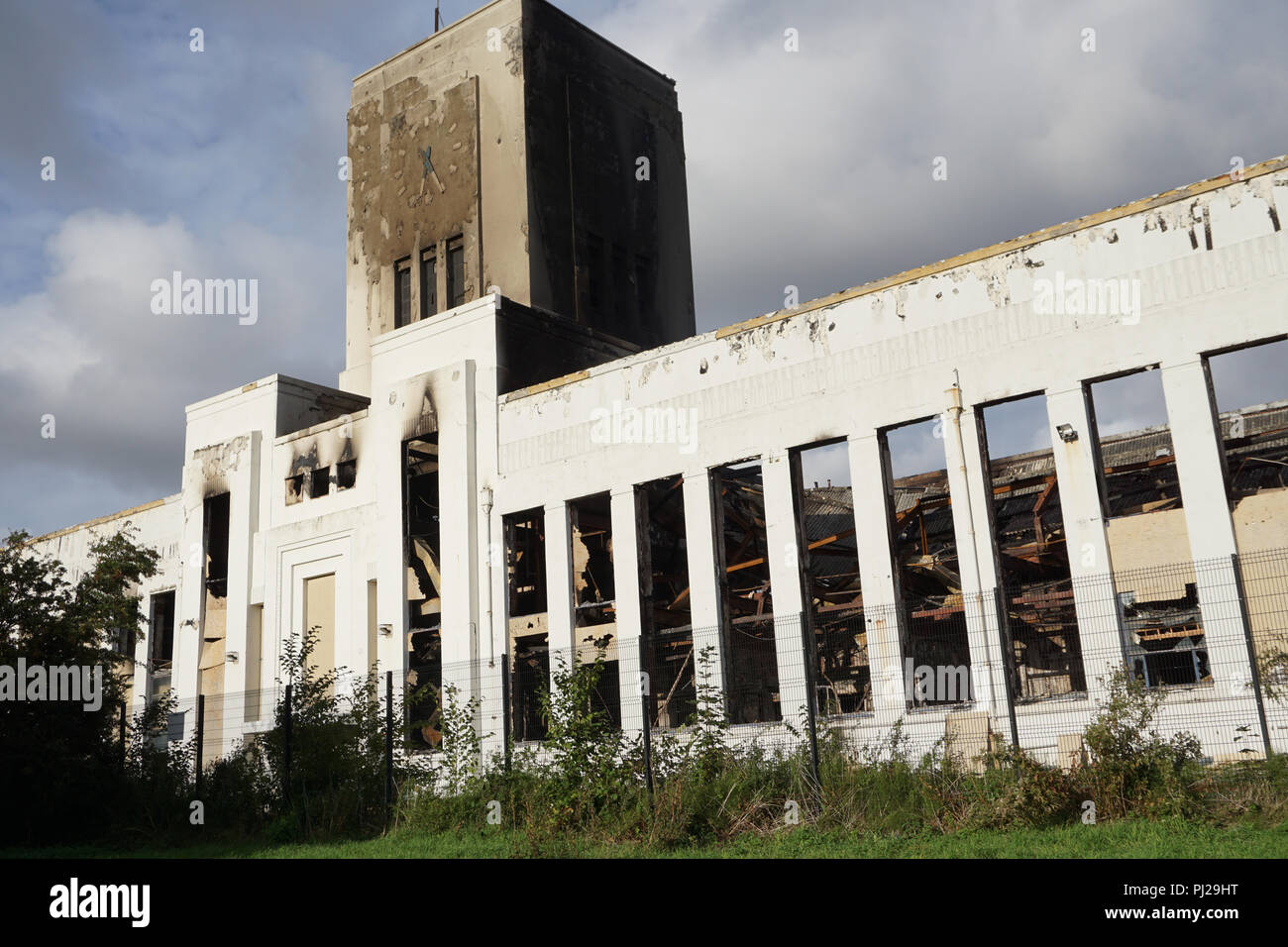 Liverpool, Royaume-Uni. 3ème Sep 2018. L'incendie de l'ancien bâtiment Piscines Littlwoods sur Edge Lane à Liverpool a finalement mis dans les premières heures du lundi matin, 3e septembre 2018, après qu'il a commencé vers 20h la veille du dimanche 2 septembre. Il y a eu d'importants dégâts dans une aile du bâtiment, mais la coque extérieure du bâtiment reste intact. Le bâtiment a été construit en 1938 par Sir John Moores. Photo prise le lundi après-midi. Credit : Pak Hung Chan/Alamy Live News Banque D'Images