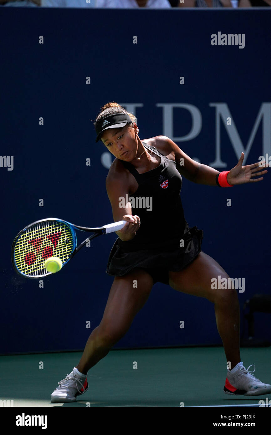 Flushing Meadows, New York - 3 septembre 2018 : US Open de Tennis : Naomi de Osaka au Japon au cours de sa quatrième ronde match contre Aryna Sabalenka du Bélarus à l'US Open à Flushing Meadows, New York. Crédit : Adam Stoltman/Alamy Live News Banque D'Images