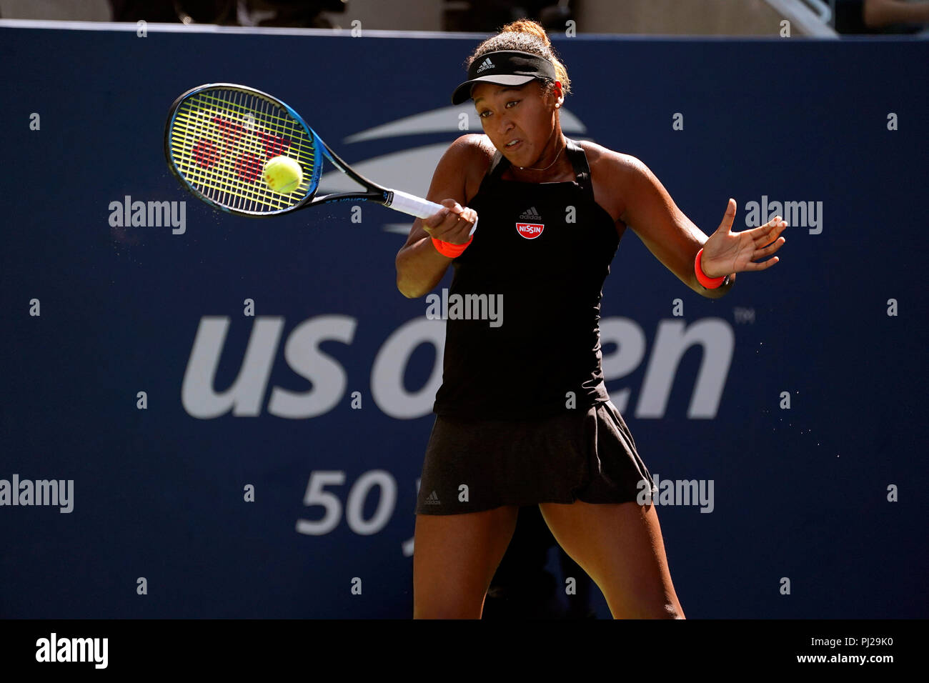 Flushing Meadows, New York - 3 septembre 2018 : US Open de Tennis : Naomi de Osaka au Japon au cours de sa quatrième ronde match contre Aryna Sabalenka du Bélarus à l'US Open à Flushing Meadows, New York. Crédit : Adam Stoltman/Alamy Live News Banque D'Images