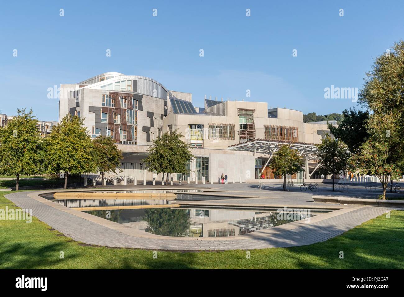 Edinburgh, Royaume-Uni. 4e Sept 2018. Le soleil brille sur le Parlement écossais à Édimbourg comme MSPs Retour à Entreprise. Premier Ministre, Nicola Sturgeon, annonce son programme de gouvernement qui présentera d'autres propositions pour l'environnement. Credit : Riche de Dyson/Alamy Live News Banque D'Images