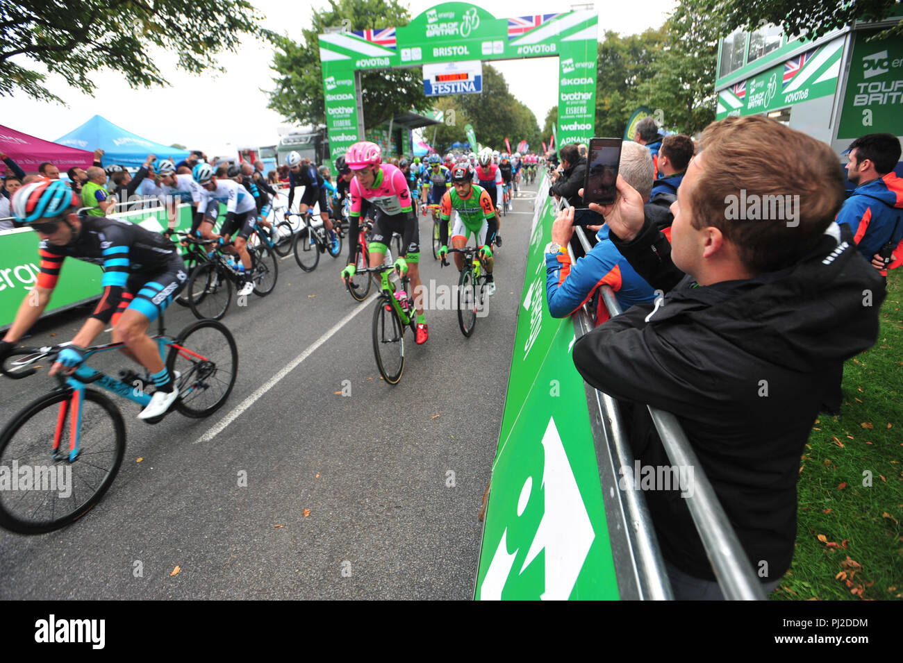 Bristol, Royaume-Uni. 4e Sept 2018. Cette étape 3 ans Début de la visite de la Grande-Bretagne , OVO cycle énergétique de la race. Bristol à. Course a commencé sur les Downs à Mesdames mille . Riders et fans vus dans le grand départ. Robert Timoney/Alamy/Live/News Crédit : Robert Timoney. Banque D'Images