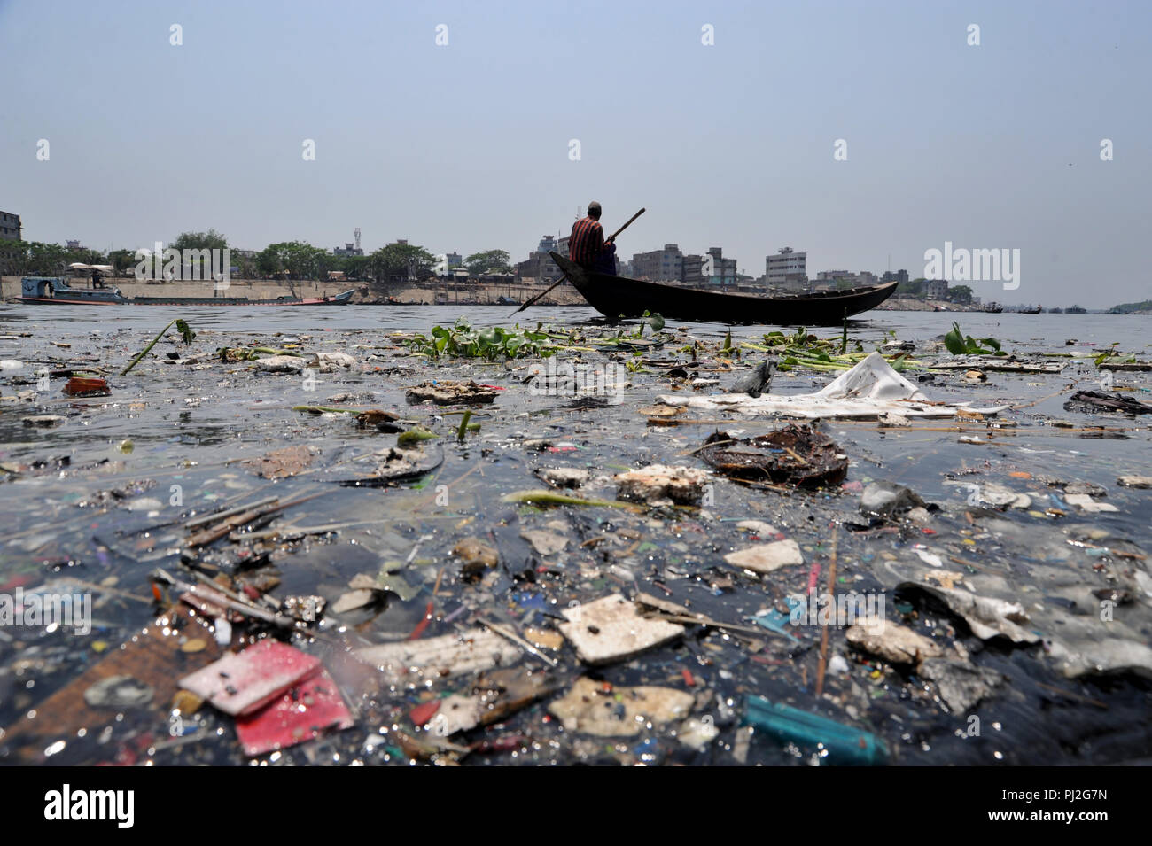 Dhaka, Bangladesh - 17 Avril 2011 : un bateau se déplace sur la rivière Buriganga à Dhaka, Bangladesh. Comme les autres rivières, Dhaka est devenu extrêmement polluée Banque D'Images