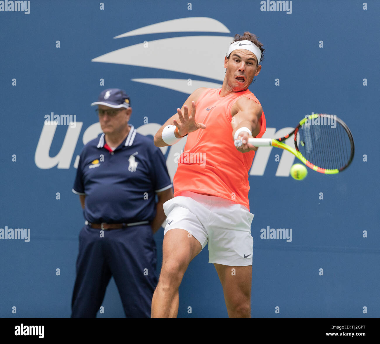 New York, États-Unis. 09Th Nov, 2018. Rafael Nadal de retour en Espagne au cours de balle US Open 2018 4ème tour match contre Nikoloz Basilashvili de Géorgie à l'USTA Billie Jean King National Tennis Center Crédit : Lev Radin/Pacific Press/Alamy Live News Banque D'Images