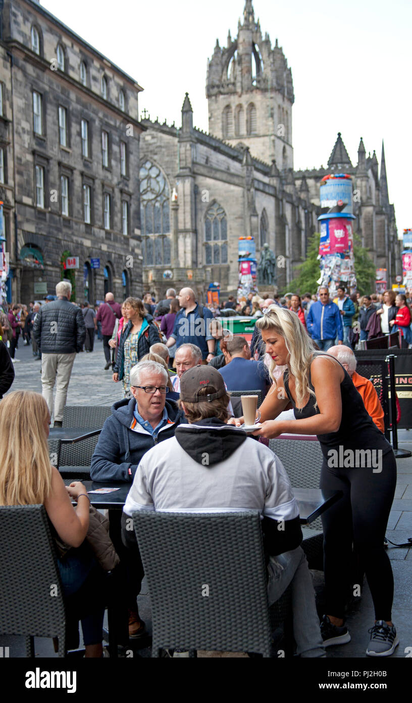 Au cafe waitress sur Royal Mile, Édimbourg, Écosse Royaume-Uni lors de Edinburgh Fringe Festival. Banque D'Images Au cafe waitress sur Royal Mile, Édimbourg, Écosse Royaume-Uni lors de Edinburgh Fringe Festival. Banque D'Images