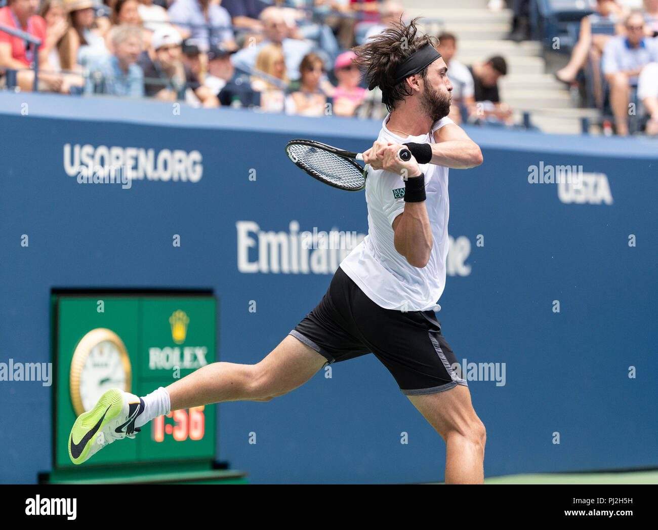 New York, États-Unis. 09Th Nov, 2018. Nikoloz Basilashvili de Géorgie retourne ball au cours de l'US Open 2018 4ème tour match contre Rafael Nadal de l'Espagne à l'USTA Billie Jean King National Tennis Center Crédit : Lev Radin/Pacific Press/Alamy Live News Banque D'Images