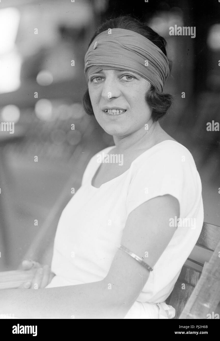 Suzanne Lenglen Flore Rachel (1899 - 1938), joueur de tennis français qui a remporté 31 titres de championnat entre 1914 et 1926. Banque D'Images