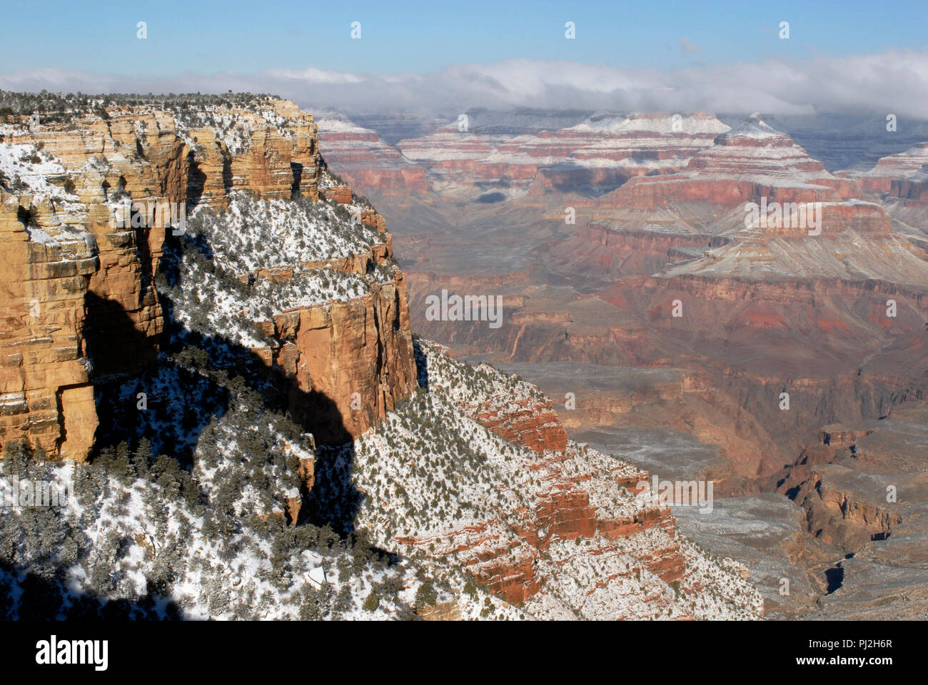 La neige recouvre les falaises et formations rocheuses le long de la rive sud du Grand Canyon en Arizona à la suite d'une tempête d'hiver. Banque D'Images