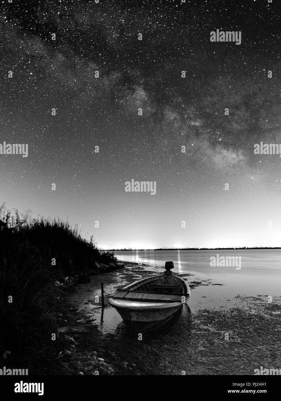 La photographie de paysage de nuit. lake boat et Milky Way Banque D'Images