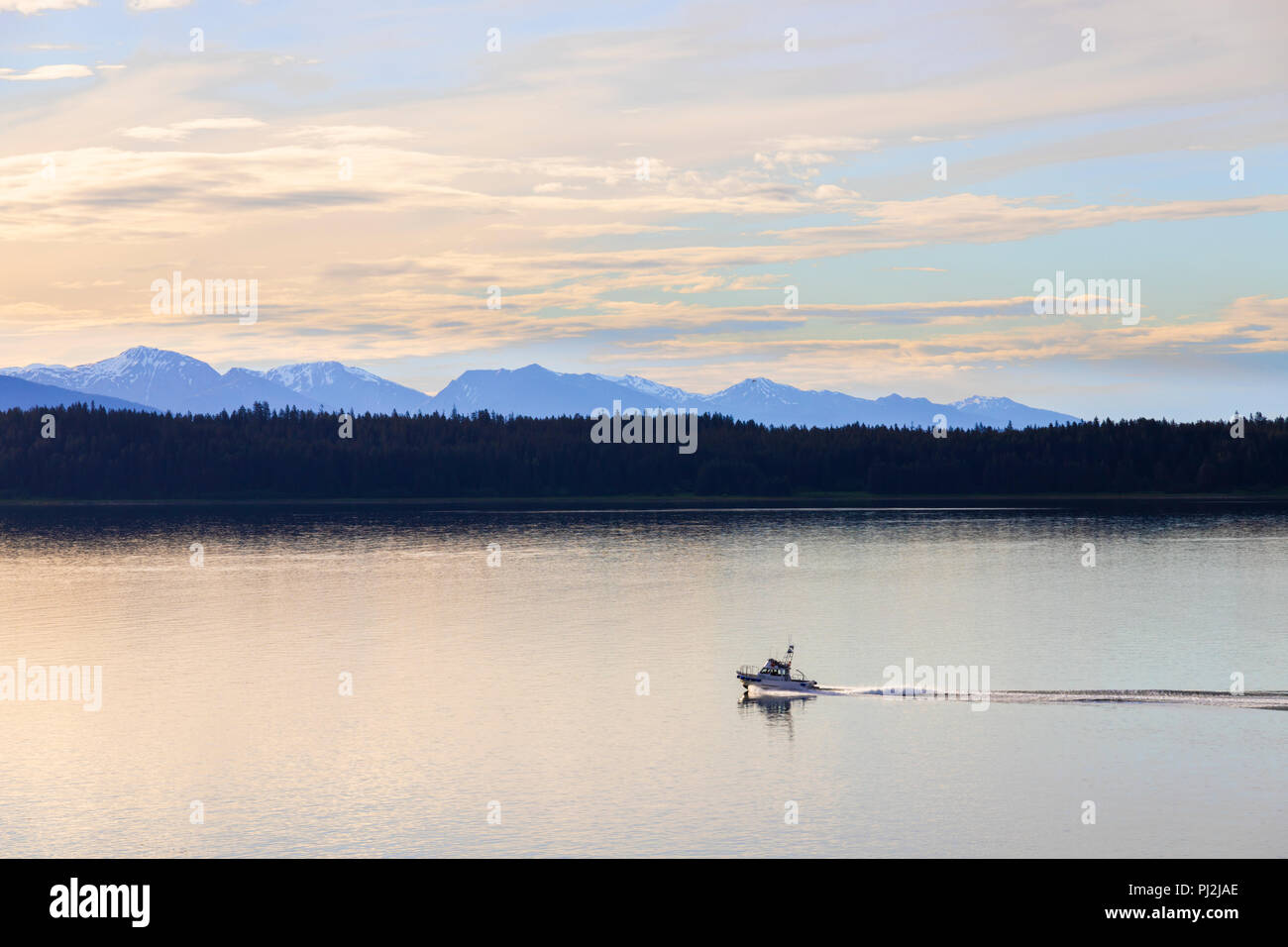 Lever de soleil à Icy Strait à l'entrée de Glacier Bay, Alaska, USA - Vue d'un bateau de croisière naviguant dans le passage de l'intérieur Banque D'Images