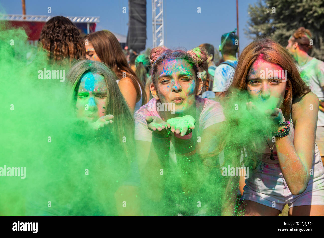 Thessalonique, Grèce - septembre 2, 2018 : des foules de personnes non identifiées, jeter de la poudre de couleur au cours de la "journée des couleurs' événement annuel. Banque D'Images