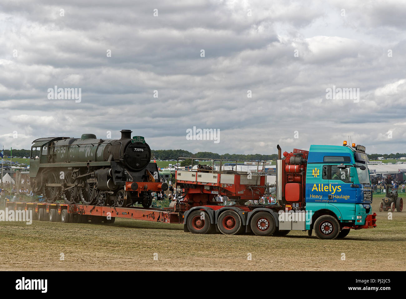 Spécialiste Allelys Heavy Haulage 4 essieux en tirant sur le tracteur remorque transportant un spécialiste de British Railways Standard Class aucune locomotive à vapeur 5 Banque D'Images