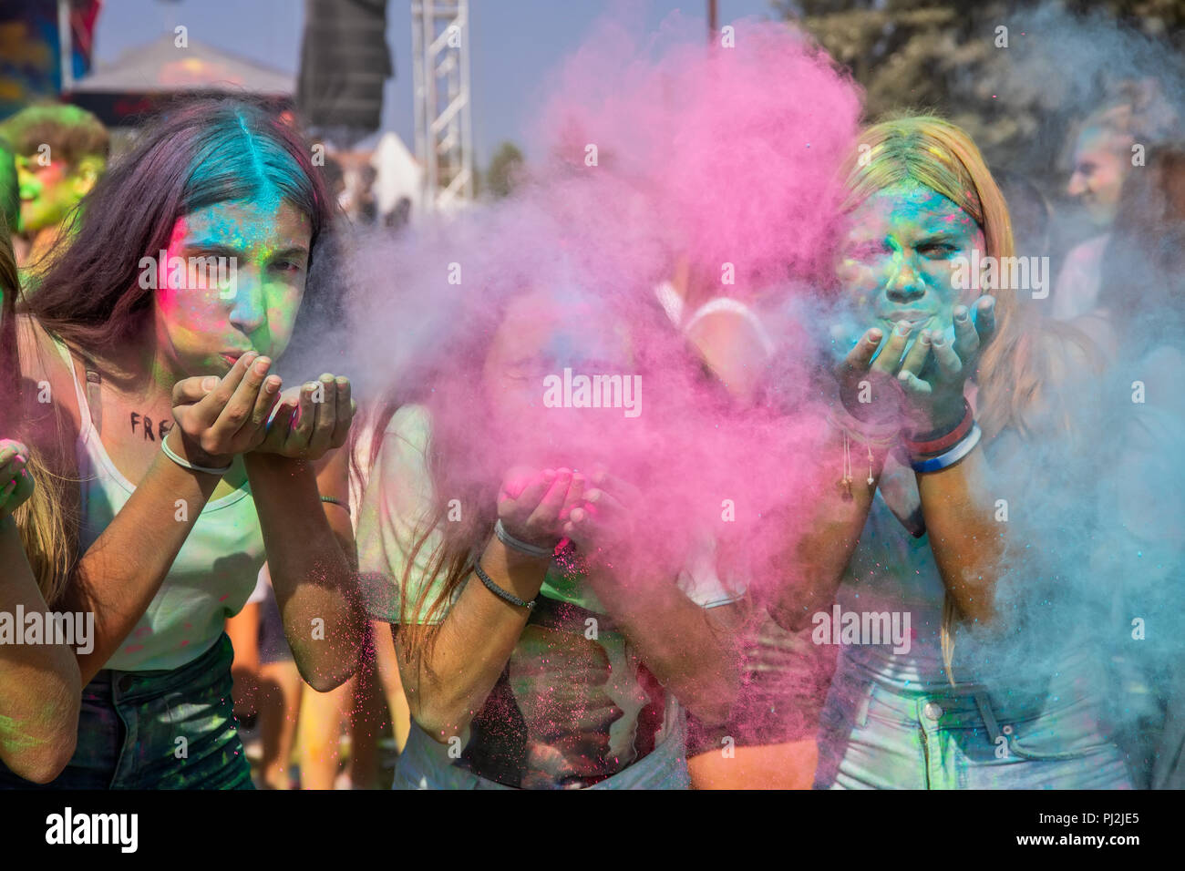 Thessalonique, Grèce - septembre 2, 2018 : des foules de personnes non identifiées, jeter de la poudre de couleur au cours de la "journée des couleurs' événement annuel. Banque D'Images