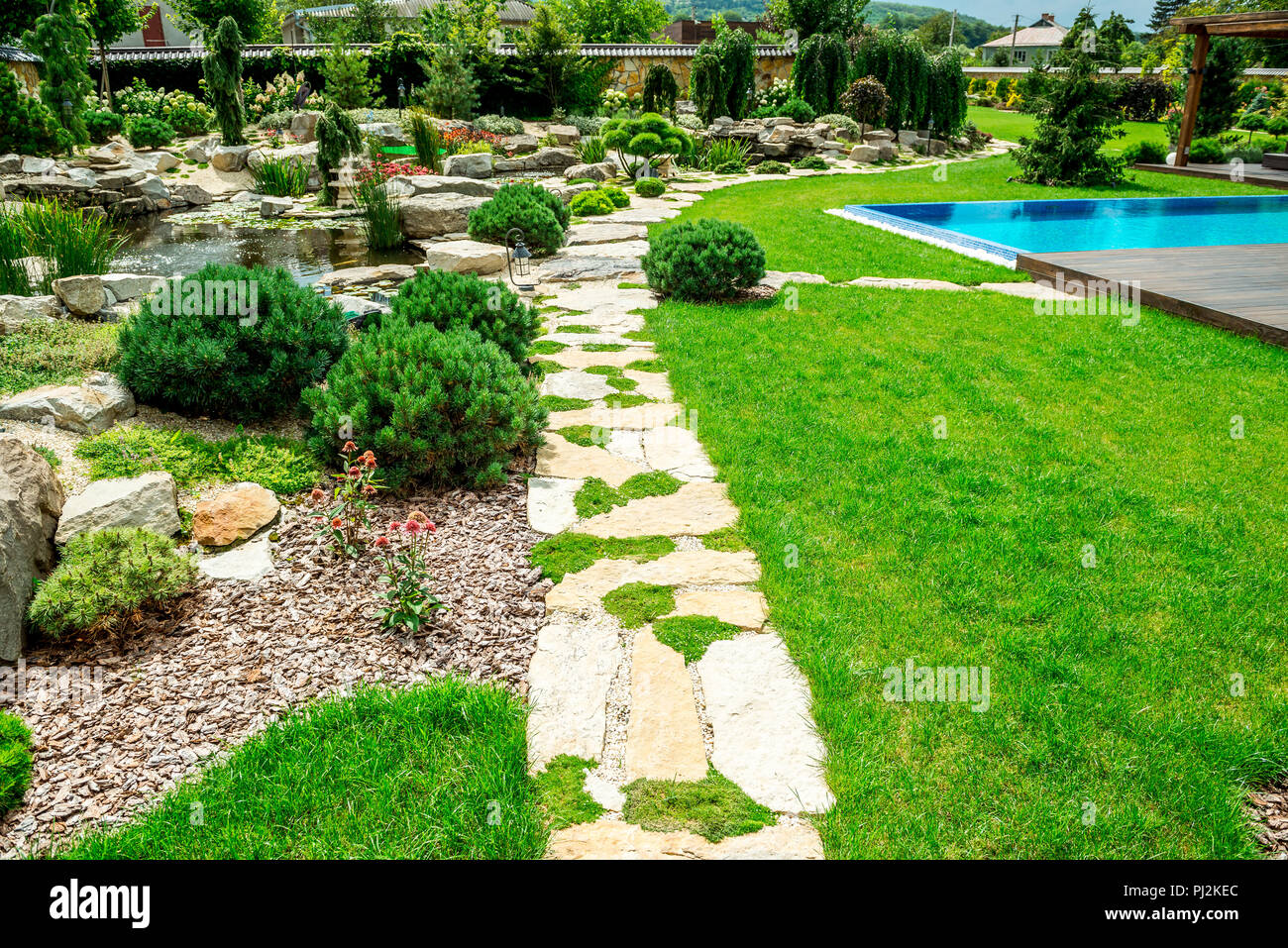 Une maison de campagne avec un beau jardin derrière la maison, la conception de paysage Banque D'Images