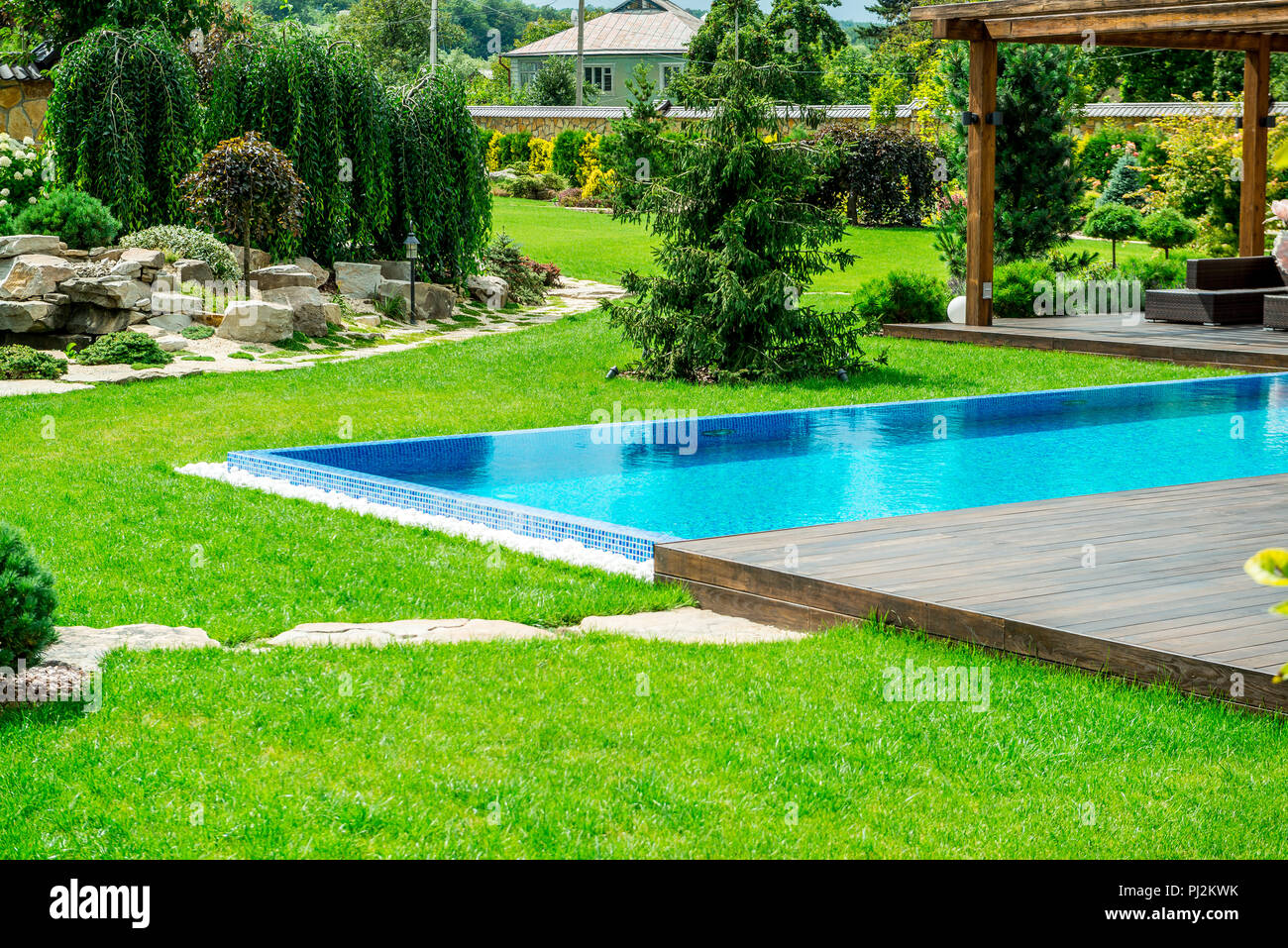 Une maison de campagne avec un beau jardin derrière la maison, la conception de paysage Banque D'Images