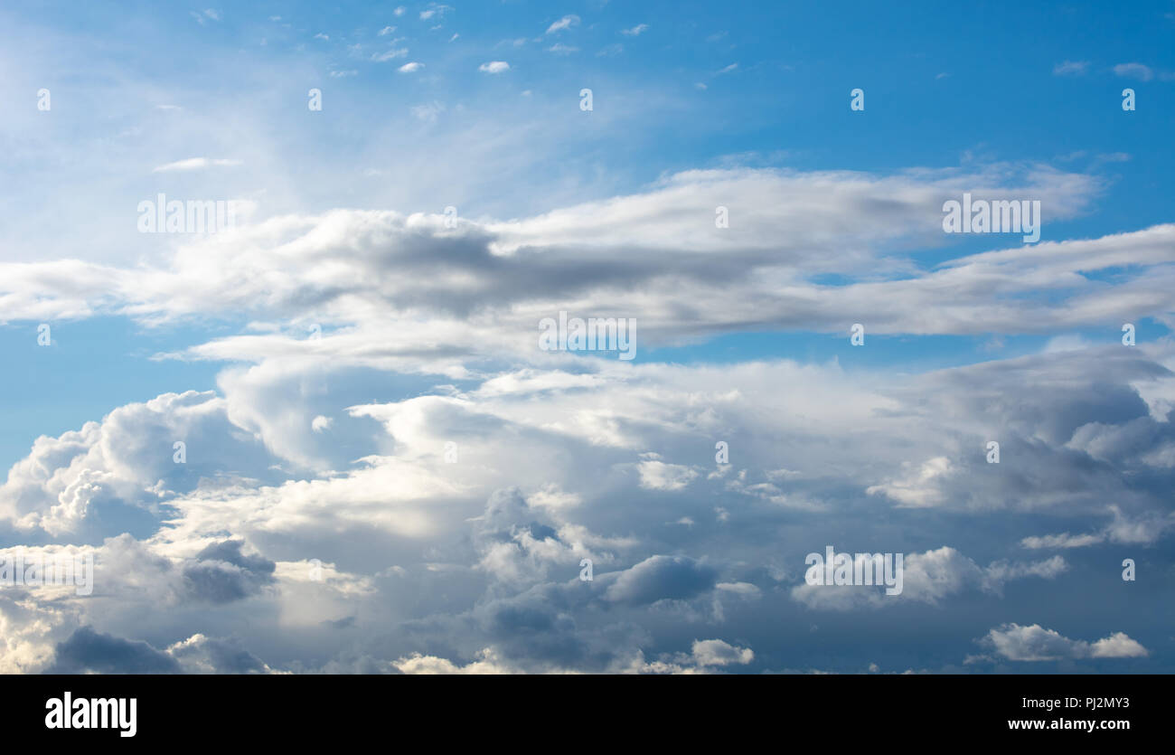 Ciel nuageux lumineux Banque D'Images Ciel nuageux lumineux Banque D'Images