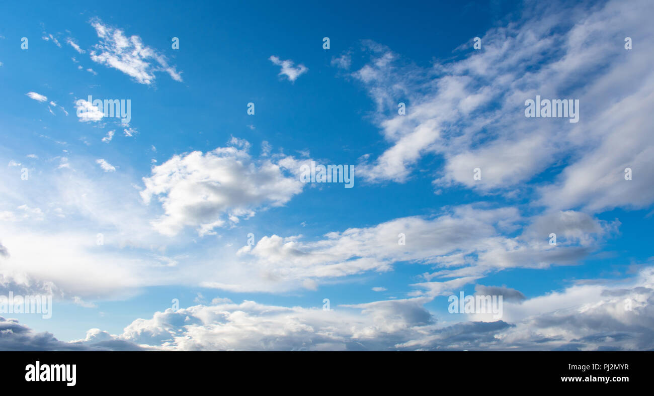 De Ciel bleu avec nuages lumineux Banque D'Images De Ciel bleu avec nuages lumineux Banque D'Images
