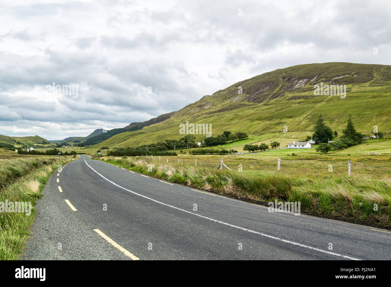 Il s'agit d'une photo d'un pays rural route à travers les montagnes de l'Irlande. Elle a été prise dans le Donegal, Irlande. Banque D'Images